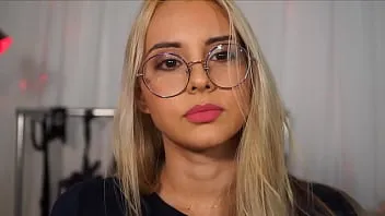 قضيب أسود تلعقه فتاتان شابتان شقراوتان صغيرتان بمهبلين مشدودين للغاية