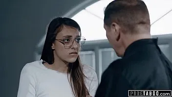 عندما تضاجعها، تتحرك بحرارة وعمق لا يصدق